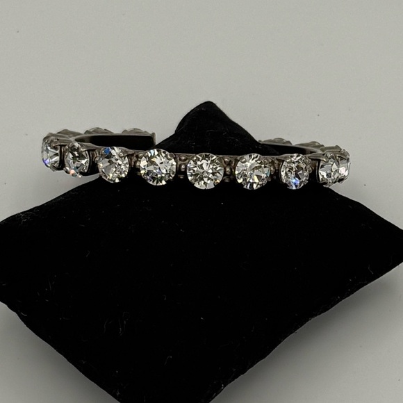 Swarovski Jewelry - NWOT💎Women’s Riveting Romance Swarovski 16 Crystal Bangle Bracelet.